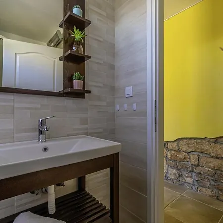 Rosana In Muntic - Haus Fuer 4-5 Personen * Pula